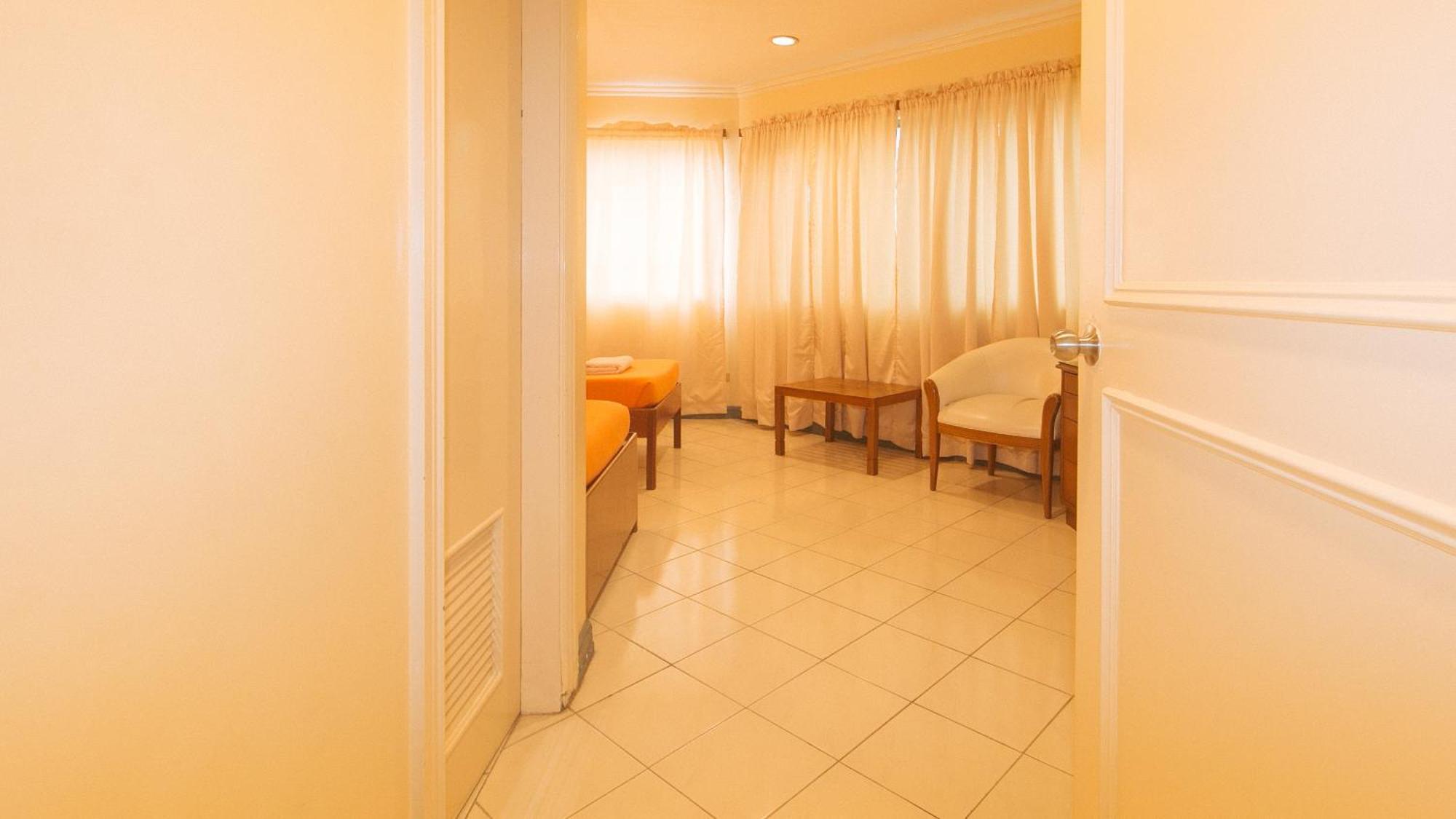 Royal Am Rei Hotel By Reddoorz Bacolod Exterior photo