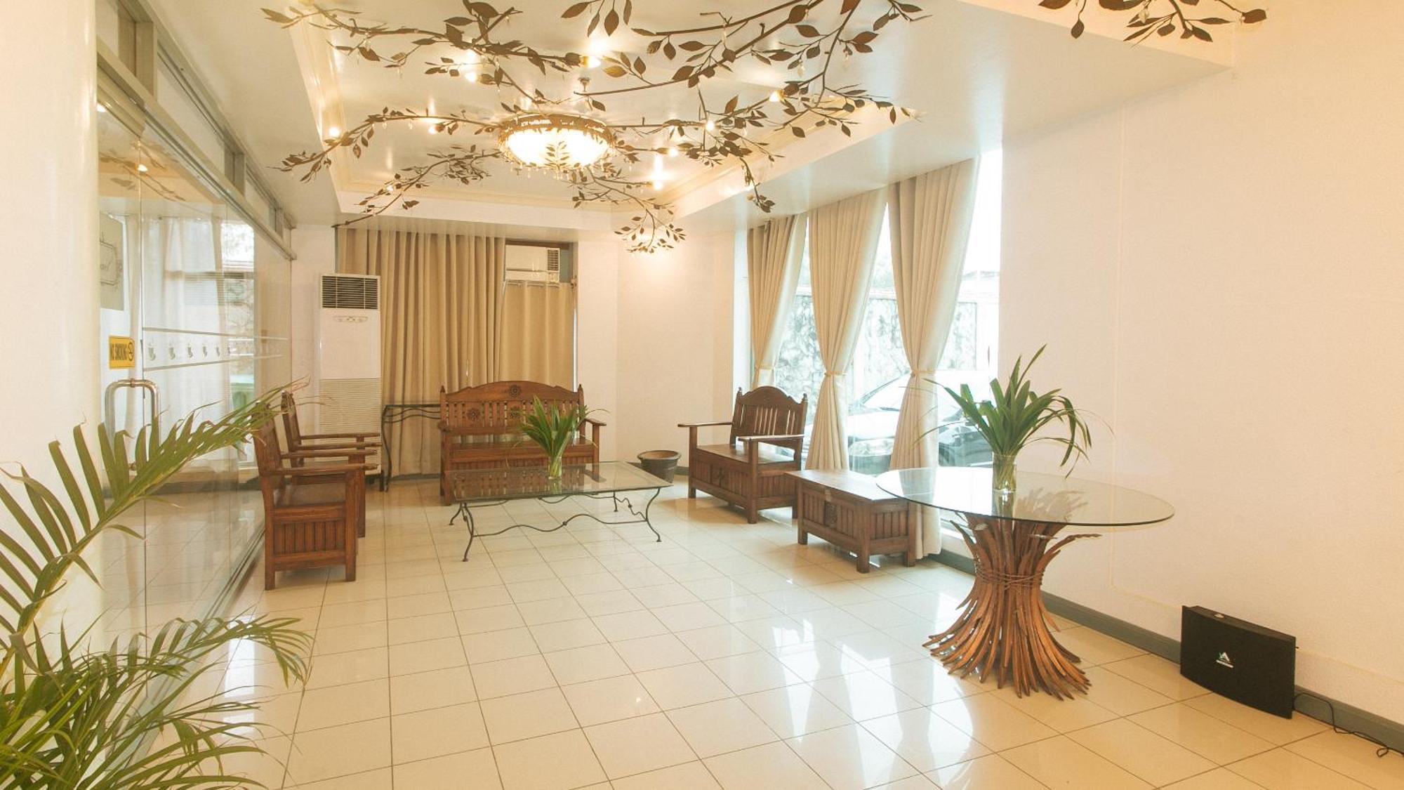 Royal Am Rei Hotel By Reddoorz Bacolod Exterior photo