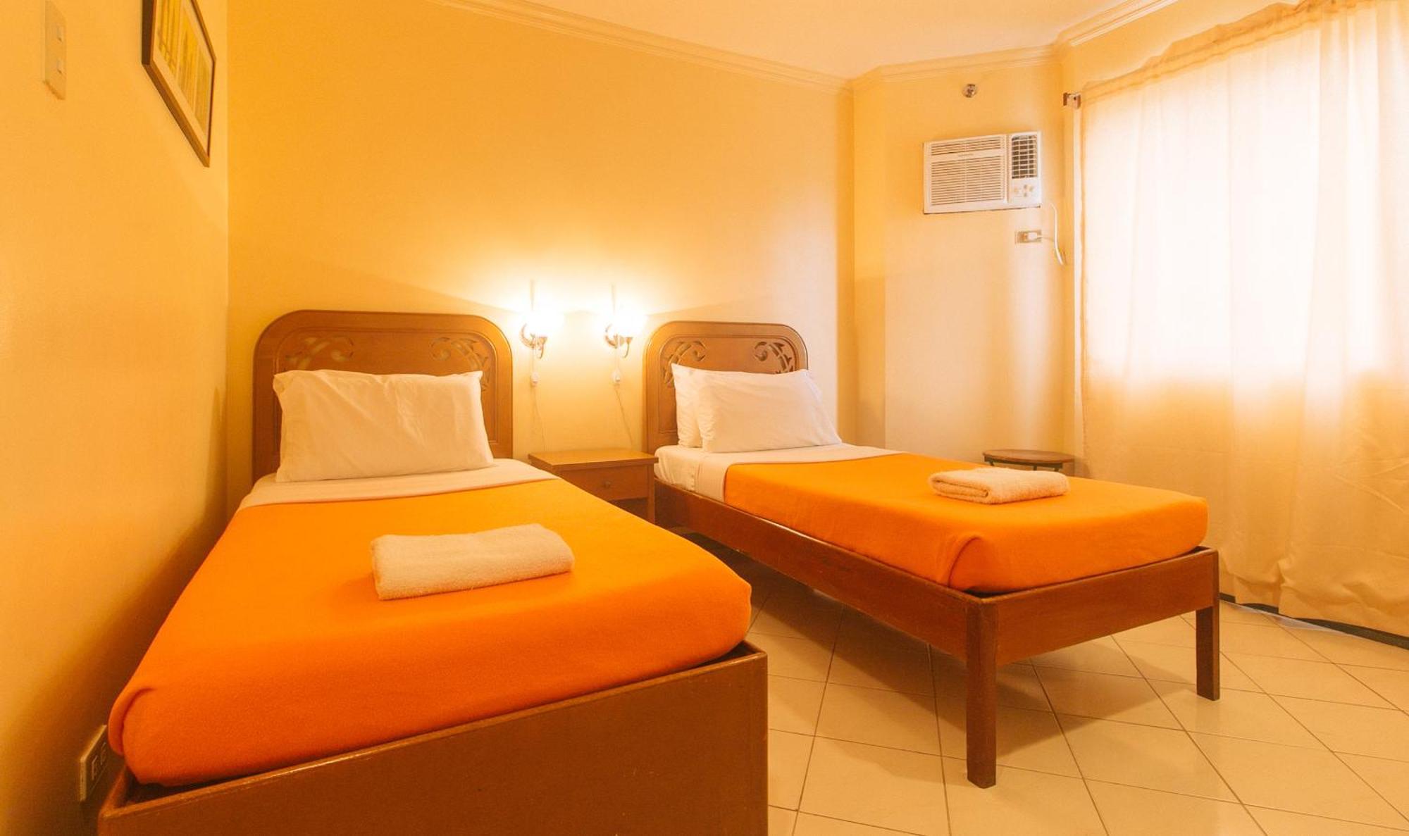 Royal Am Rei Hotel By Reddoorz Bacolod Exterior photo