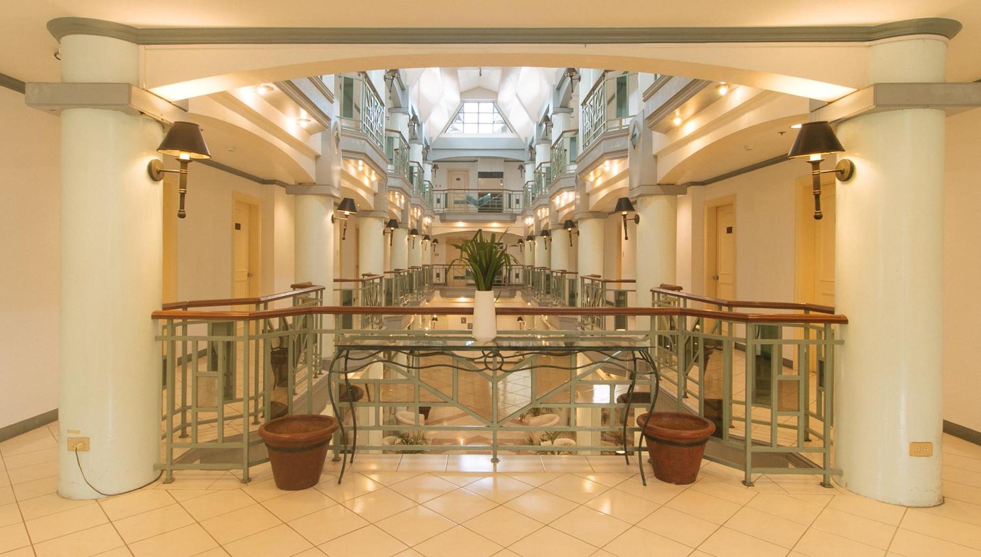 Royal Am Rei Hotel By Reddoorz Bacolod Exterior photo
