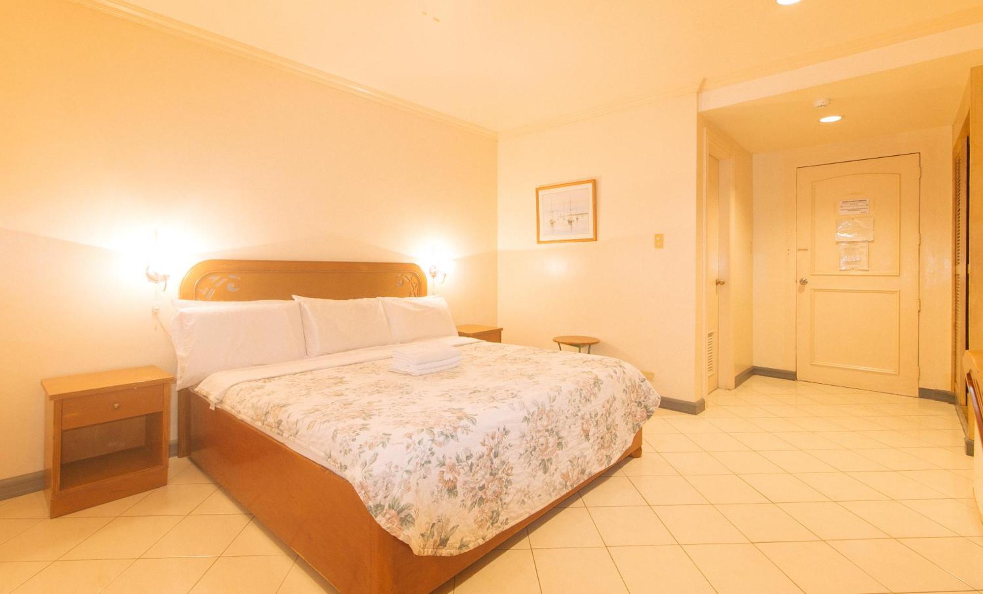 Royal Am Rei Hotel By Reddoorz Bacolod Exterior photo