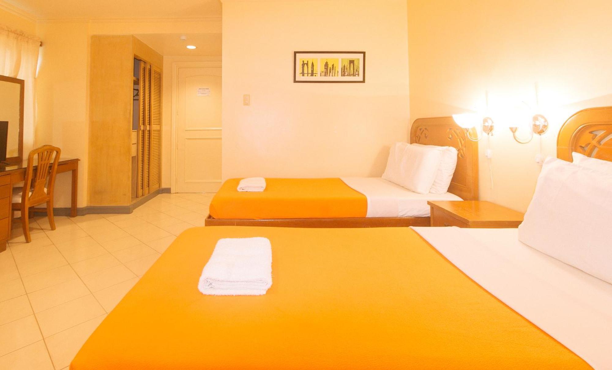 Royal Am Rei Hotel By Reddoorz Bacolod Exterior photo