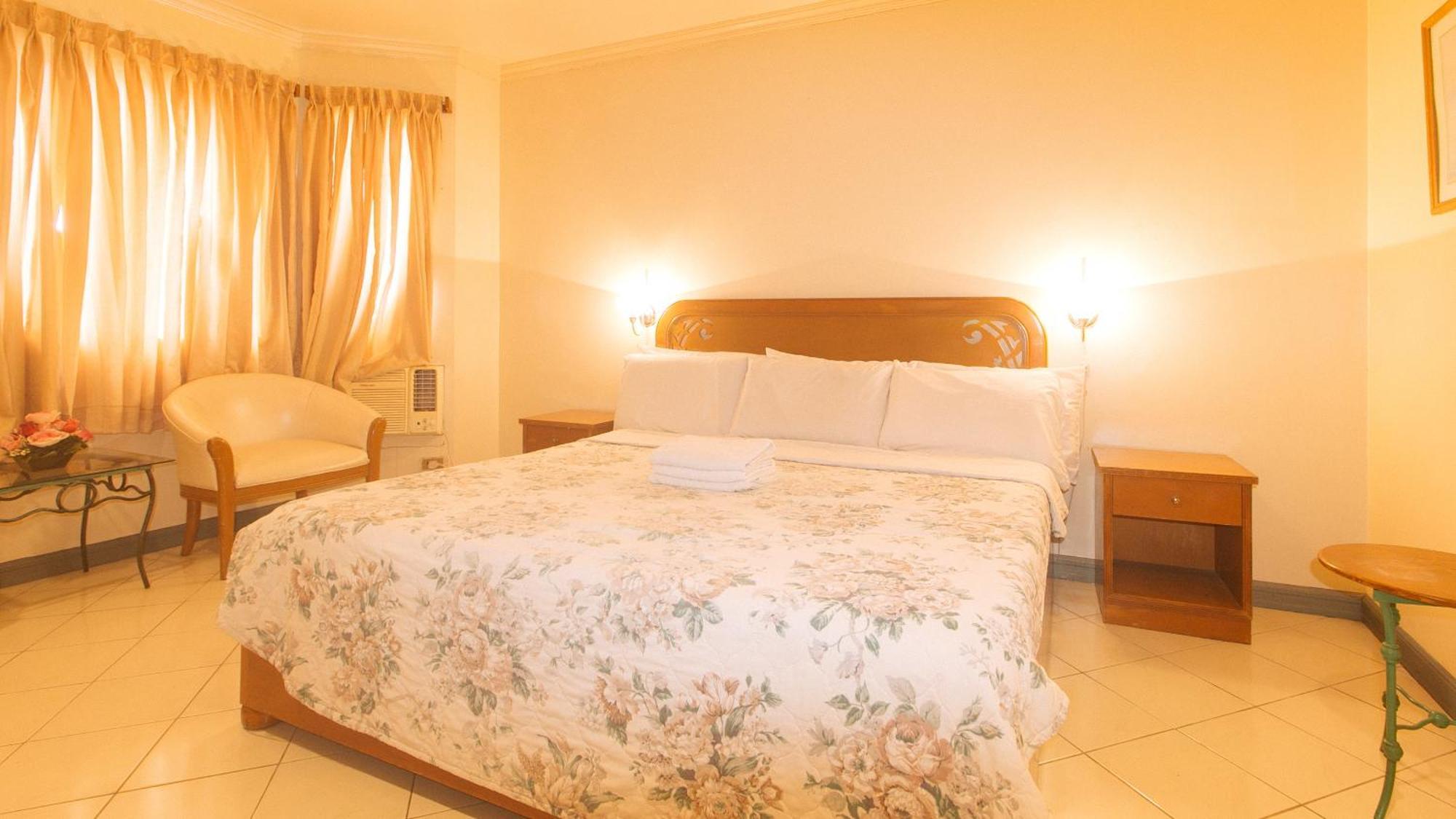Royal Am Rei Hotel By Reddoorz Bacolod Exterior photo